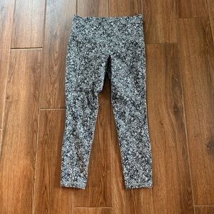 Athleta Women’s Salutation Textured 7/8 Leggings Black White Pockets Size S